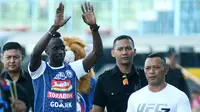 Makan Konate diperkenalkan jadi pemain baru Arema di Stadion Kanjuruhan, Kabupaten Malang, Minggu (15/7/2018). (Bola.com/Iwan Setiawan)
