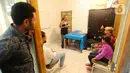 Pengungsi melakukan pelatihan kerajinan tangan di Peace Educational Shelter, Cisarua, Jawa Barat, Selasa (17/1/2023). Kegiatan yang diinisiasi oleh Peace Educational Shelter secara gratis dengan tenaga pengajar berasal dari para pengungsi sendiri di tengah keterbatasan dana dan tenaga mereka yang bertujuan mengisi kesibukan sehari-hari dengan berbagai kegiatan positif  di tengah ketidakpastian mereka mendapatkan tempat di pihak negara ketiga. (merdeka.com/Arie Basuki)
