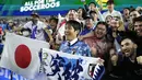 Pelatih Jepang, Hajime Moriyasu merayakan dengan penonton setelah mengalahkan Australia pada pertandingan play-off Piala Dunia 2022 di Stadium Australia di Sydney,  Kamis (24/3/2022). Jepang menang atas Australia dengan skor 2-0. (AP Photo/Mark Baker)