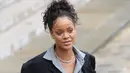 Melansir Ace Showbiz, Senin (31/7/2017), dilaporkan akun fans Rihanna mengunggah video bercerita soal makanan ringan yang dibelinya di sebuah toko. Dari situlah Rihanna memberikan komentarnya. (AFP/Christophe Archambault)