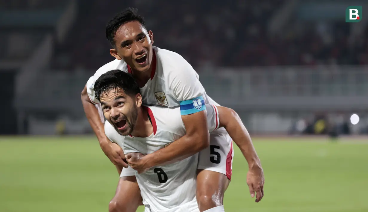 Kapten Timnas Indonesia, Rizky Ridho, merayakan gol yang dicetak Sandy Walsh ke gawang Kamboja pada laga Grup A Piala AFF 2026 di Stadion Pakansari, Bogor, Senin (27/7/2026) malam. Sandy Walsh mencetak gol pada menit ke-24 setelah memanfaatkan sepak pojok Thom Haye untuk membawa Skuad Garuda unggul 3-0 pada babak pertama. (Kapanlagi.com/Budy Santoso)