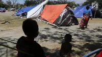 Suasana tenda pengungsi korban gempa dan tsunami Palu di lapangan Masjid Agung Daru Salam, Palu, Sulteng, Jumat (5/10). Pemerintah akan membangun barak pengungsian bagi korban gempa dan tsunami di Kota Palu, Sigi dan Donggala. (Liputan6.com/Fery Pradolo)