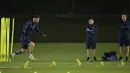 Penyerang Argentina, Lionel Messi melakukan pemanasan saat sesi latihan di Universitas Qatar di Doha,  Senin, 12 Desember 2022. Argentina akan bertanding melawan Kroasia memperebutkan tiket final Piala Dunia 2022 di Stadion Lusail Iconic Qatar, Rabu (14/12/2022) mulai pukul 02.00 WIB. (AFP/Juan Mabromata)