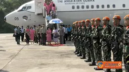 Citizen6, Pekanbaru: Rombongan Panglima  TNI dan Kapolri disambut dengan tarian adat Pekan Baru serta pengalungan bunga. (Pengirim: Badarudin Bakri)