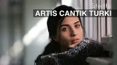 Artis cantik Turki yang terkenal sebagai Elif Denizer di Indonesia, membuat penggemar jatuh cinta. Seperti apa ceritanya? Saksikan hanya di Starlite!