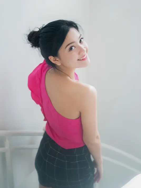 Mengenakan baju off shoulder berwarna magenta, dengan polesan makeup natural dan tatanan rambut dicepol, Yoriko Angeline semakin terlihat menawan. Senyuman manis yang dipamerkannnya ke kamera semakin memancarkan pesona artis dengan nama lengkap Yoriko Angeline Agus Pebrianto ini. (Liputan6.com/IG/@yorikooangln_)