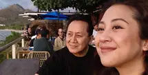 Tampak Sherina pun menikmati keindahan Labuan Bajo bersama ayahnya yang mengenakan atasan kaos hitam lengan pendek. [@sherinamunaf]