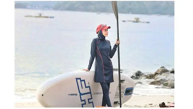 Tak hanya cantik, Novita Hardini juga bermain surfing