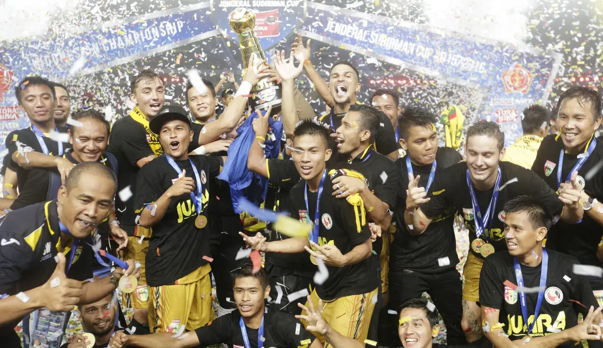 Para pemain Mitra Kukar merayakan keberhasilan menjadi juara Piala Jenderal Sudirman. Naga Mekes berhasil menaklukan Semen Padang 2-1 pada laga final. (Bola.com/Vitalis Yogi Trisna)