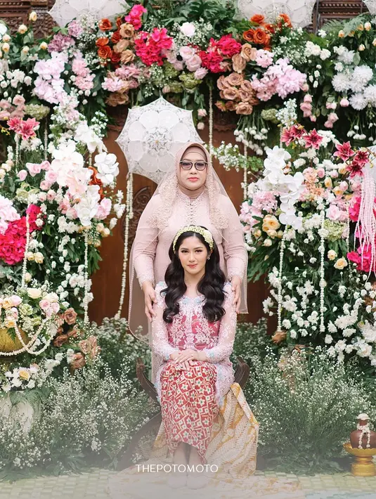 Sebelum prosesi siraman dimulai, Ochi tampak anggun mengenakan kebaya Sunda berwarna pink pastel yang dipadukan dengan kemben merah. [@thepotomoto].