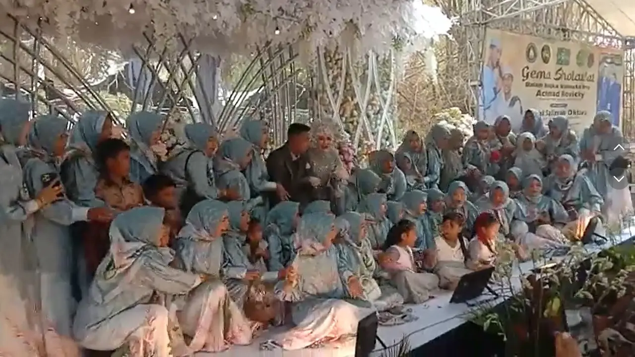 Viral Pengantin Foto Bareng Keluarga Besar Berujung Panggung Pelaminan Ambruk
