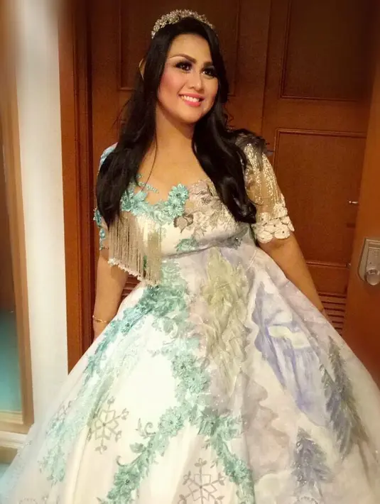 Nah, untuk yang satu ini Tia pun juga cantik banget dengan gaya glamornya. Ia memakai gaun megah yang simple, cantik dan elegan. Tetap, rambutnya yang panjang dibiarkan terurai begitu saja. (Instagram/tia_afi2)