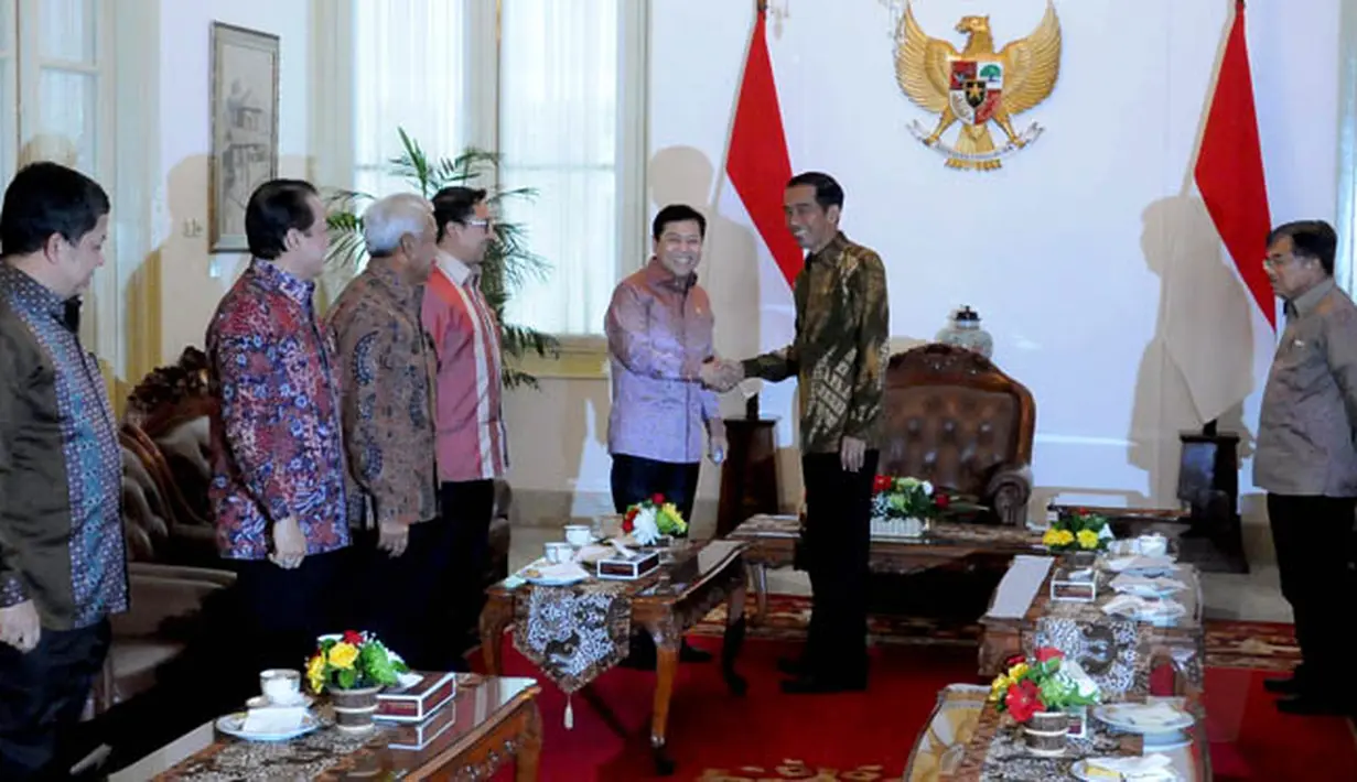 Presiden Joko Widodo didampingi Wapres Jusuf Kalla (JK) menerima pimpinan DPR RI di Istana Merdeka, Jakarta, Senin (2/2/2015). (Liputan6.com/Faizal Fanani)