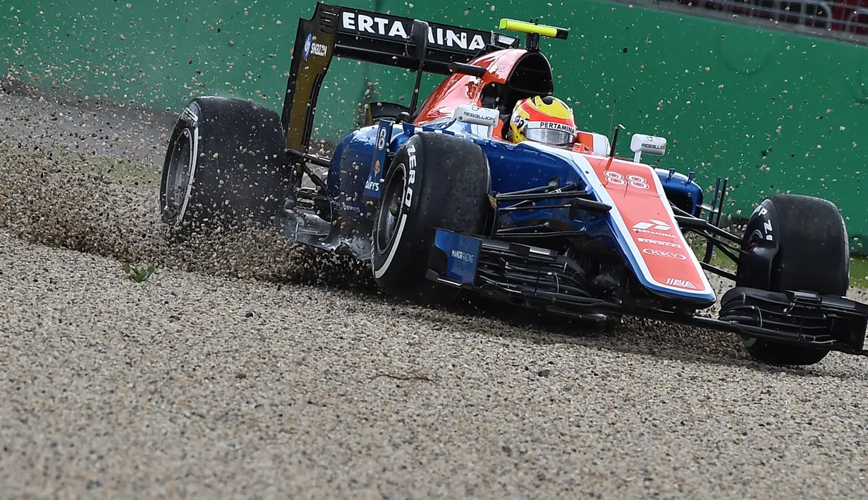 Sayangnya banyak insiden yang dialami oleh pebalap asal Solo tersebut. Pada sesi latihan bebas pertama (FP1), Jumat (18/3/2016), Rio Haryanto sempat masuk gravel dan hanya menyelesaikan tujuh lap serta harus puas menempati posisi ke-19 dengan catatan waktu 1 menit 43,372 detik. (AFP/Paul Crock)