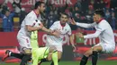 Pemain Sevilla membawa bola usai mencatak gol ke gawang Real Madrid di ajang Piala Copa del Rey, Spanyol, Kamis (12 /1). Sevilla harus tersinggkir dari Piala Copa del Rey karena kalah  agregat 6-3 (AP Photo/ Angel Fernandez)