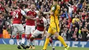 Para pemain Arsenal merayakan gol yang dicetak oleh Nacho Monreal ke gawang Brighton and Hove Albion pada laga Premier League di Stadion Emirates, Minggu (1/10/2017). Arsenal menang 2-0 atas Brighton and Hove Albion. (AP/Frank Augstein)