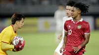 Pemain Timnas Indonesia U-20, Ronaldo Kwateh, saat melawan Vietnam U-20 pada laga Grup F Kualifikasi Piala Asia U-20 2023 di Stadion Gelora Bung Tomo, Surabaya, Minggu (18/9/2022). (Bola.com/Ikhwan Yanuar)