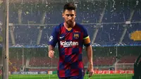 Barcelona - Lionel Messi Walk Out From Camp Nou (Bola.com/Adreanus Titus)