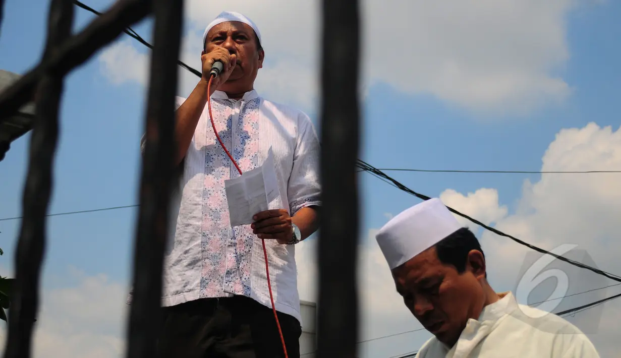 Aksi pendukung Mantan Menteri Agama Suryadharma Ali saat berorasi di depan Pengadilan Negeri Jakarta Selatan, Senin (30/3/2015). Sidang gugatan praperadilan SDA ditunda hingga besok, Selasa (31/3). (Liputan6.com/Yoppy Renato)