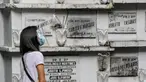 Seorang wanita mengunjungi tempat pemakaman di Manila, Filipina, 28 Oktober 2020. Pemerintah Filipina memerintahkan tempat pemakaman ditutup pada 29 Oktober-4 November demi mencegah pertemuan massal dan penyebaran COVID-19 saat peringatan Hari Arwah dan Hari Raya Orang Kudus. (Xinhua/Rouelle Umali)