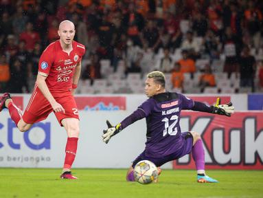 Pemain Persija Jakarta, Michael Krmencik (kiri) berusaha mencetak gol ke gawang PSS Sleman pada laga terakhir BRI Liga 1 2022/2023 di Stadion Utama Gelora Bung Karno (SUGBK), Senayan, Jakarta, Sabtu (15/04/2023). (Bola.com/Bagaskara Lazuardi)
