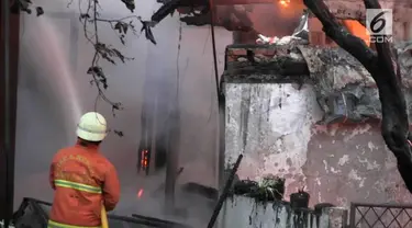 Kebakaran melanda kawasan padat penduduk di Kebon Pala Jatinegara, Jakarta Timur.