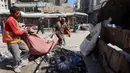 Mereka juga membersihkan sampah di sepanjang jalan Kota Gaza di Jalur Gaza tengah pada tanggal 28 Februari 2025. (Omar AL-QATTAA/AFP)