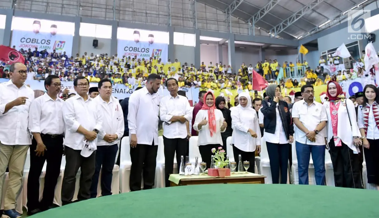 Capres nomor urut 01 Joko Widodo atau Jokowi didampingi Ibu Negara Iriana saat berkampanye di Probolinggo, Jawa Timur, Rabu (10/4). Jokowi mengingatkan pendukungnya untuk mengenakan baju putih saat datang ke TPS pada 17 April mendatang. (Liputan6.com/Pool/Media Jokowi-Amin)