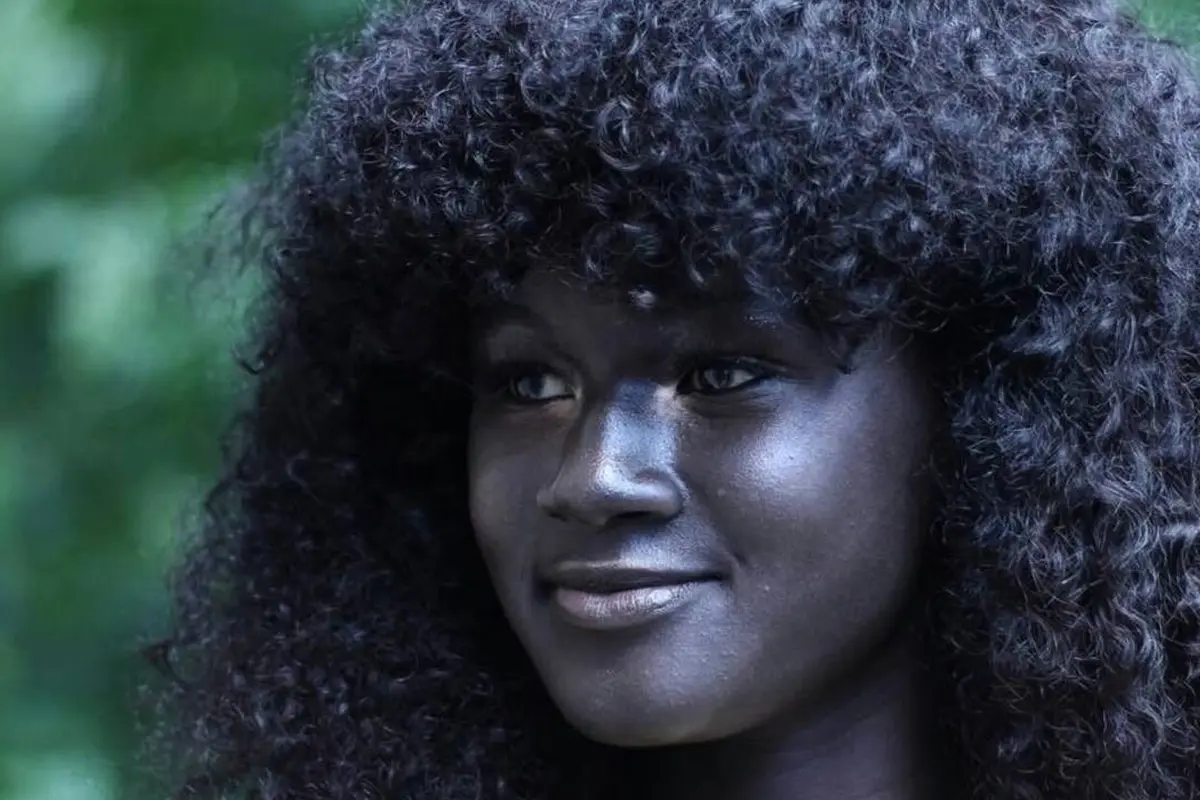 6 Foto Khoudia Diop, Wanita Berkulit Tergelap yang Disorot Dunia