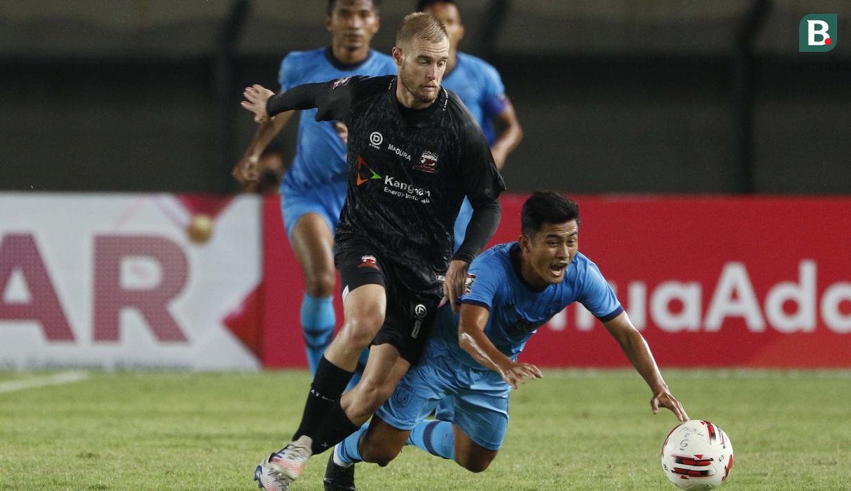 Gelandang Madura United, Jacob Scott Pepper (kiri) berebut bola dengan pemain Persela Lamongan dalam laga matchday ke-3 Grup C Piala Menpora 2021 di Stadion Si Jalak Harupat, Bandung, Kamis (1/4/2021). Madura United bermain imbang 1-1 dengan Persela Lamongan. (Bola.com/Ikhwan Yanuar)