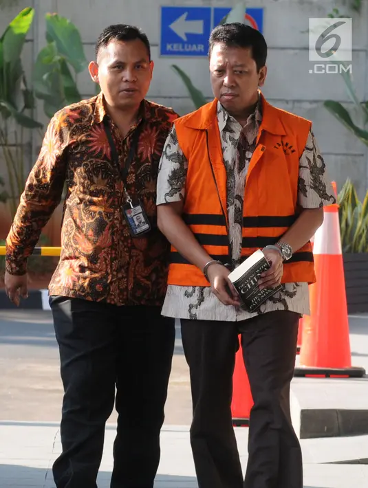Anggota DPR RI nonaktif Muhammad Romahurmuziy (kanan) tiba di Gedung KPK, Jakarta, Rabu (24/7/2019). Romy diperiksa sebagai tersangka terkait dugaan menerima suap dalam jual beli jabatan di Kemenag Jawa Timur. (merdeka.com/Dwi Narwoko)