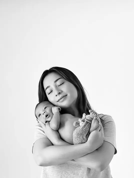 Nikita juga merasakan anugerah luar biasa dengan menjadi seorang ibu. Kasih sayang pada sang anak tergambar jelas dalam pemotreatan ini. (instagram.com/indpriw)