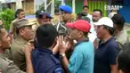 Penertiban pedagang di pantai Purus Padang Sumatera Barat  berlangsung ricuh, Pedagang marah karena petugas Satpol PP menghancurkan taman.