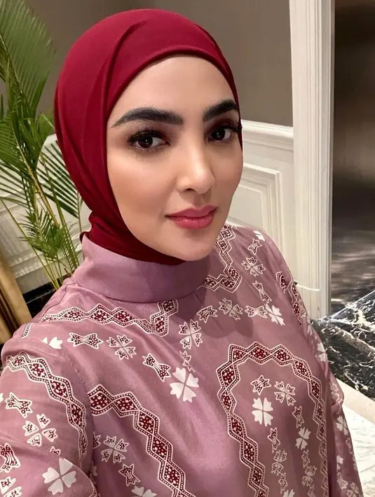 Ashanty tak jarang membagikan potret dirinya berhijab. Di foto ini, Ashanty mengenakan outfit bernuansa merah muda dengan hijab polos berwarna merah yang serasi. [Foto: Instagram/ashanty_ash]