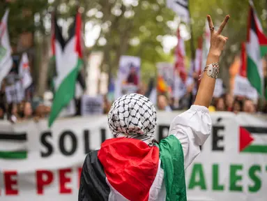 Pengunjuk rasa mengenakan bendera Palestina berunjuk rasa mendukung rakyat Palestina di Toulouse, Prancis, pada 11 September 2024. (Lionel BONAVENTURE/AFP)