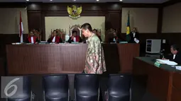 Terdakwa Mohamad Sanusi atas kasus suap Raperda Reklamasi dan tindak pidana pencucian uang menjalani sidang di Pengadilan Tipikor, Jakarta, Rabu (31/8). Agenda sidang hari ini adalah mendengarkan saksi-saksi. (Liputan6.com/Helmi Afandi)