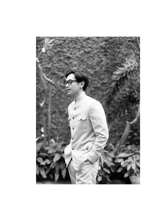 Sementara itu, Brandon Salim kenakan setelan beskap dan celana klasik bertekstur linen dari Agus Lim [@theleonardi]