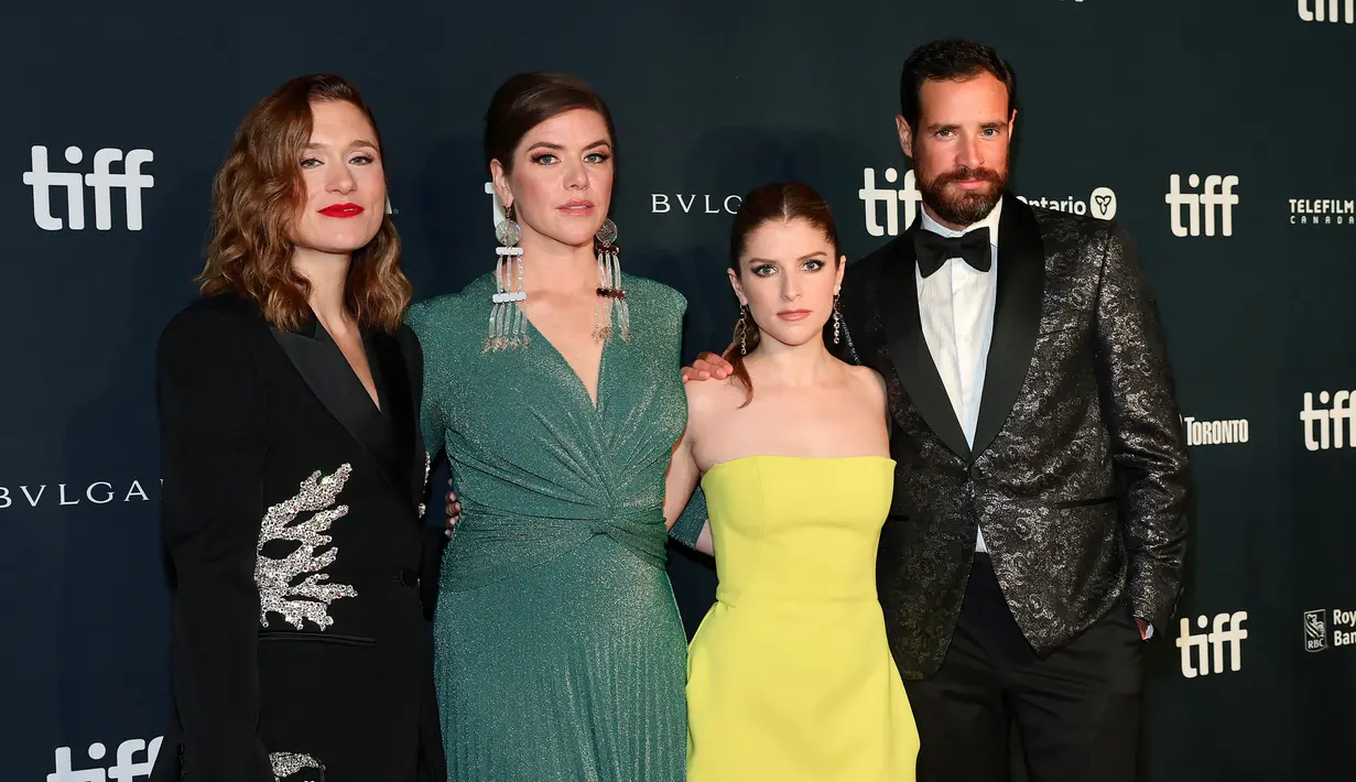 Mary Nighy (dari kiri), Kaniethiio Horn, Anna Kendrick, dan Charlie Carrick menghadiri pemutaran perdana film "Alice, Darling" selama Festival Film Internasional Toronto 2022 di Roy Thomson Hall, Toronto, Ontario, Minggu (11/9/2022). Tak hanya tampil sebagai pemeran, Anna Kendrick juga menjadi produser eksekutif dalam film Alice, Darling. (Matt Winkelmeyer/Getty Images/AFP)