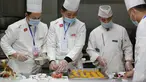 Para chef menyiapkan hidangan dalam sebuah kompetisi memasak di Wilayah Yinan di Kota Linyi, Provinsi Shandong, China timur (12/12/2020). (Xinhua/Wang Yanbing)