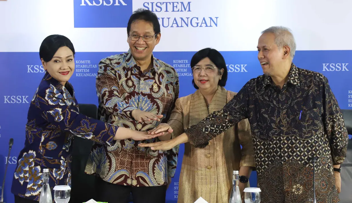 Menteri Keuangan yang juga Ketua Komite Stabilitas Sistem Keuangan (KSSK) Purbaya Yudhi Sadewa  bersama Pejabat Sementara Gubernur Bank Indonesia Destry Damayanti,   Ketua Dewan Komisioner Otoritas Jasa Keuangan (OJK) Frederica Widyasari Dewi  dan Ketua Dewan Komisioner Lembaga Penjamin Simpanan (LPS) Anggito Abimanyu  berfoto bersama sebelum saat  menyampaikan konferensi pers hasil rapat berkala KSSK III tahun 2026 di Jakarta, Senin (3/8/2026). (KLY/ Arie Basuki)