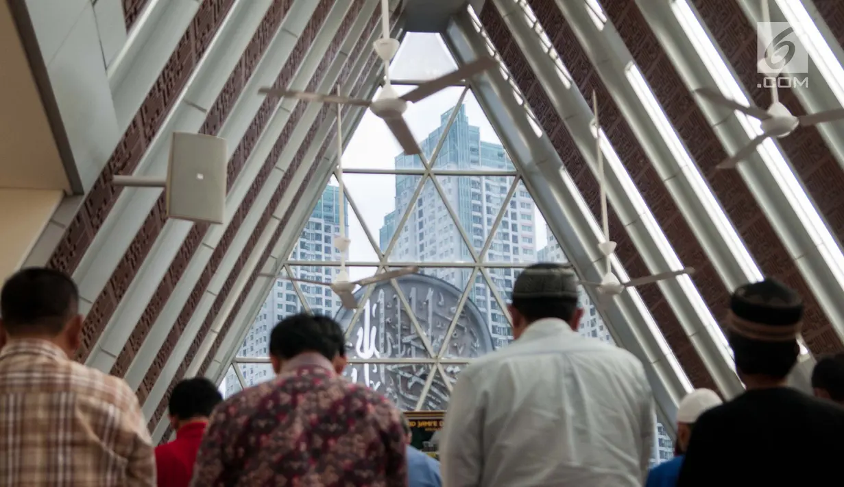 Umat muslim saat beribadah di Masjid Jami'e Darussalam di Jalan Kebon Melati, Jakarta Pusat, Rabu (31/5). Berbeda dengan masjid yang biasanya identik dengan kubah, Masjid ini memiliki bangunan berbentuk segitiga. (Liputan6.com/Gempur M Surya)