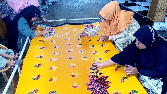 Belajar Batik Tulis yang Menyenangkan ala Ibu - Ibu di Malang