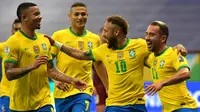 Neymar (ke-2 kanan) melakukan selebrasi dengan rekan satu timnya setelah mencetak gol melawan Venezuela selama pertandingan fase Grup A Conmebol Copa America 2021 di Stadion Mane Garrincha, Brasilia pada Senin (14/06/2021) pagi WIB. (AFP/Nelson Almeida)