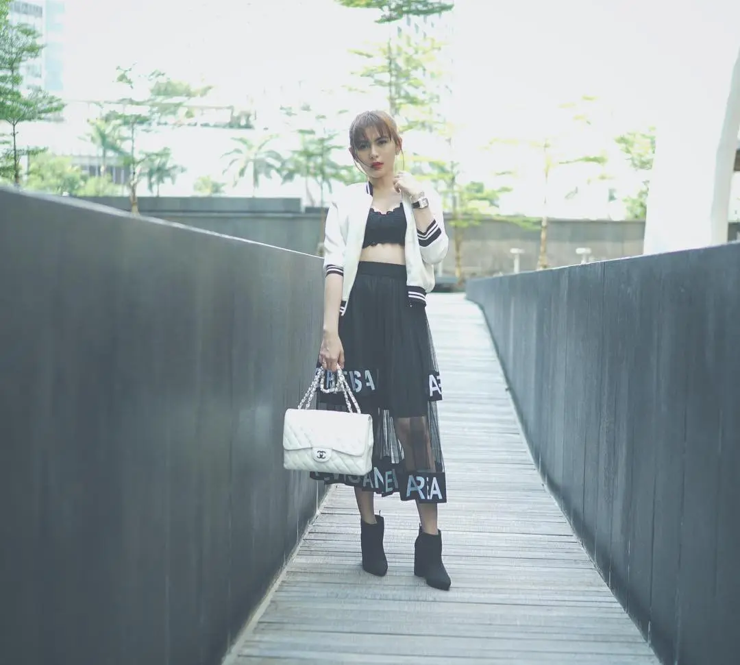 Style Angela Lee yang bisa kamu jadikan inspirasi untuk tampilan daily wear. (Sumber foto: angelalee87/instagram)
