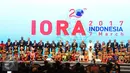Sejumlah pimpinan, menteri luar negeri anggota IORA serta organisasi internasional lainnya berfoto bersama sambil memegang alat musik Papua, Tifa, pada pembukaan KTT IORA 2017 di Jakarta Convention Centre, Selasa (7/3). (Liputan6.com/Angga Yuniar)