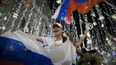 Pawai fans Rusia saat merayakan kemenangan timnya atas Mesir pada Piala Dunia 2018 di Moskow (19/6/2018). Rusia menang 3-1. (AP/Alexander Zemlianichenko)