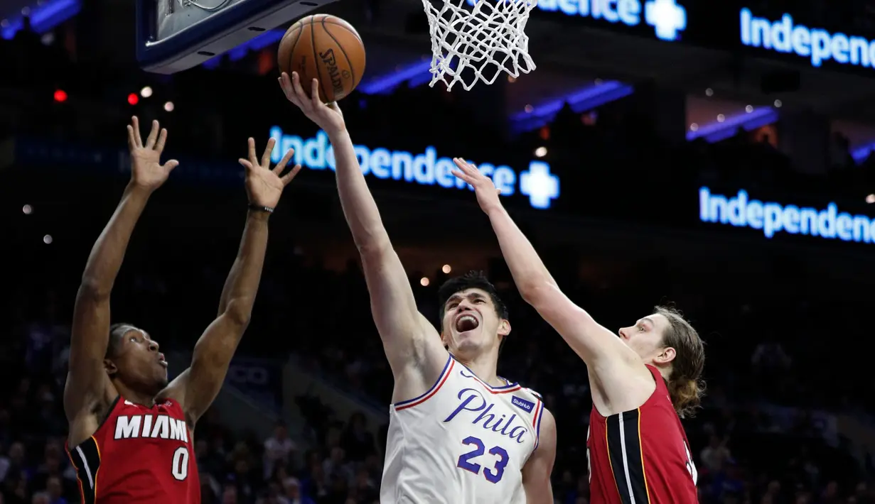 Aksi pemain Philadelphia 76ers, Ersan Ilyasova (tengah) melewati adangan dua pemain Miami Heat pada NBA basketball playoff series di Wells Fargo Center, Philadelphia, (16/4/2018). Heat menang 113-103. (AP/Chris Szagola)