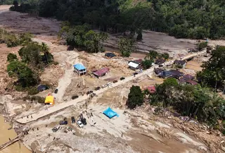 Data Badan Penanggulan Bencana Daerah (BPBD) Tapanuli Selatan yang dirilis hingga Senin1 Desember 2025, mencatat 50 orang meninggal dunia, 46 lainnya masih dinyatakan hilang, serta 49 warga mengalami luka berat. Tampak dalam foto, pemandangan desa yang terdampak banjir bandang di Batang Toru, Sumatera Utara, Senin 1 Desember 2025. (AP Photo/Binsar Bakkara)
