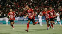 Pemain Bali United, Mitsuru Maruoka, berlari merayakan suksesnya mencetak gol ke gawang Persis Solo. (Bola.com/Alit Binawan)