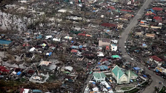 Pemandangan kota Tacloban setelah topan Haiyan. (Sumber Wikimedia Commons)
